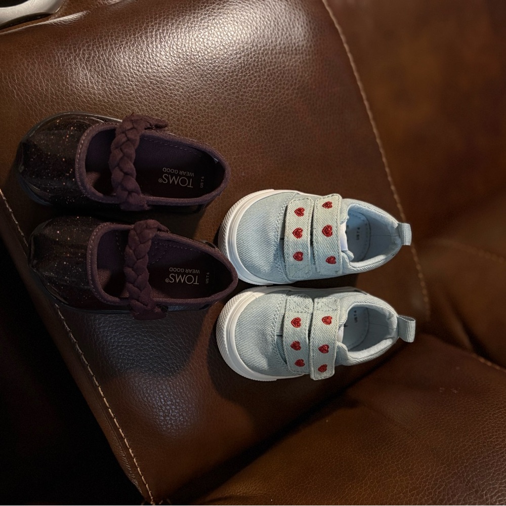 TOMS toddler girls size 4